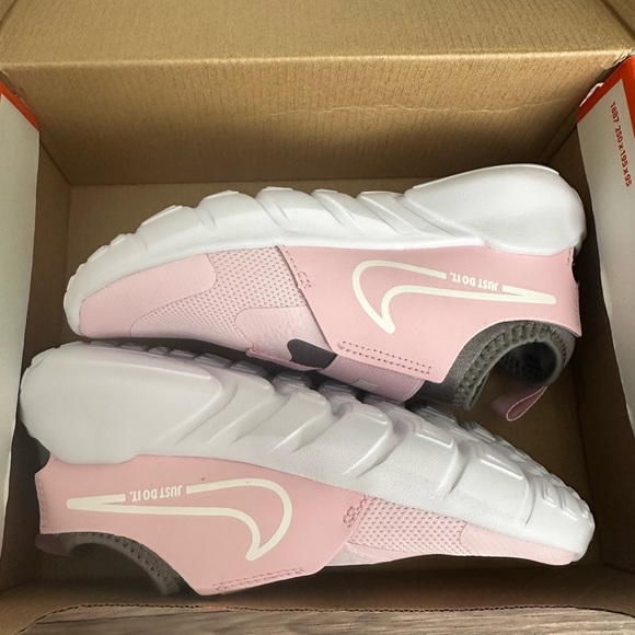 Brand New* NIKE Flex Runner 2 - Picture 3 of 5
